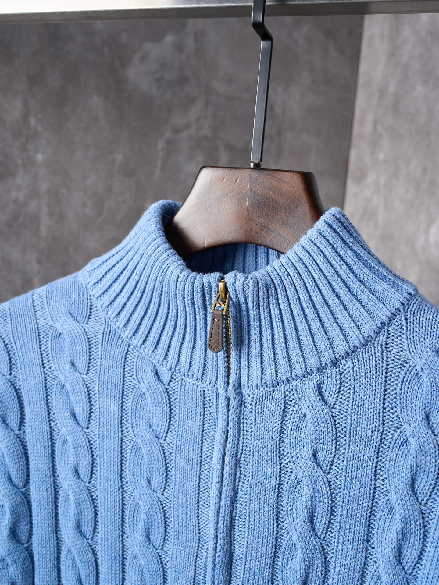 P430 Actual auction] Ralph Lauren/Ralph Lauren pony embroidered cable knitted zipper sweater [Ready stock] S M L Fully recognizable. Zipper half-high collar design. Just the right amount of gorgeousness. Interpret high-end style with unique details. Adhere to the eternal elegance and taste. Use imported machine embroidery technology. Use advanced computer control system and precision mechanical components to realize the iconic pony embroidery operation. High precision. Smooth and delicate lines. Three-dimensional cable knitting. Through clever shifting and interweaving of coils, adjacent coils are cross-shifted to form a twisting effect of cable. The lines are smooth and regular. It is time-consuming and labor-intensive. Garment washing water plus soft and deodorizing process. Use professional washing equipment and specific detergents to deeply clean and deodorize clothes. Improve the feel and appearance of clothes and fit them better.